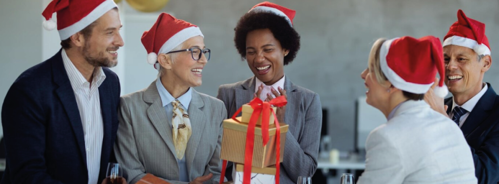 Regalos de navidad recomendados para empresas 1 Empleados de una empresa compartiendo regalos de navidad