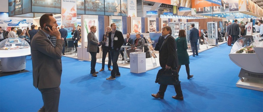 Personas caminando en una feria empresarial