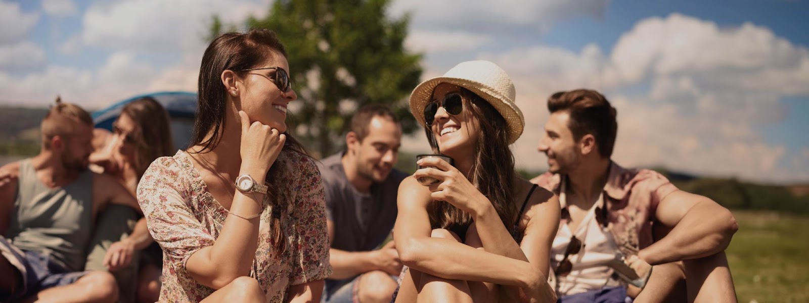 Un grupo de amigos en el  sol, usando sombrero de paja