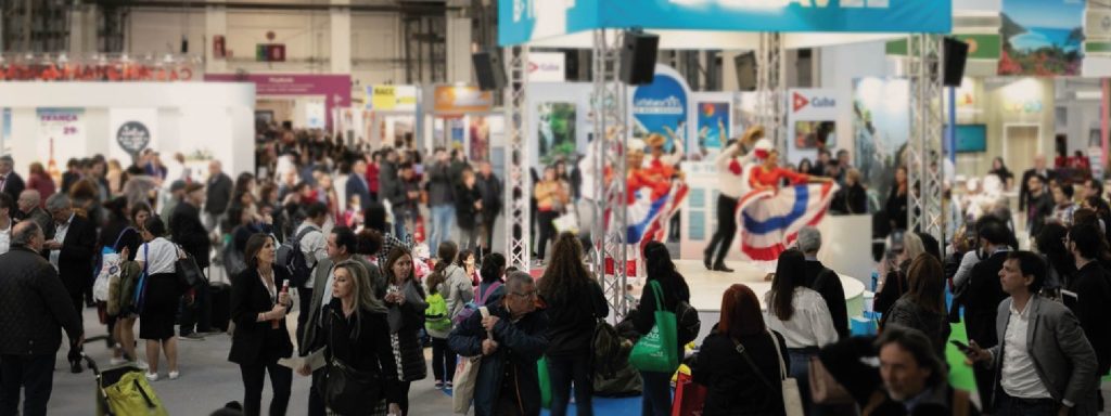 Personas recorriendo stands en la feria B-Travel
