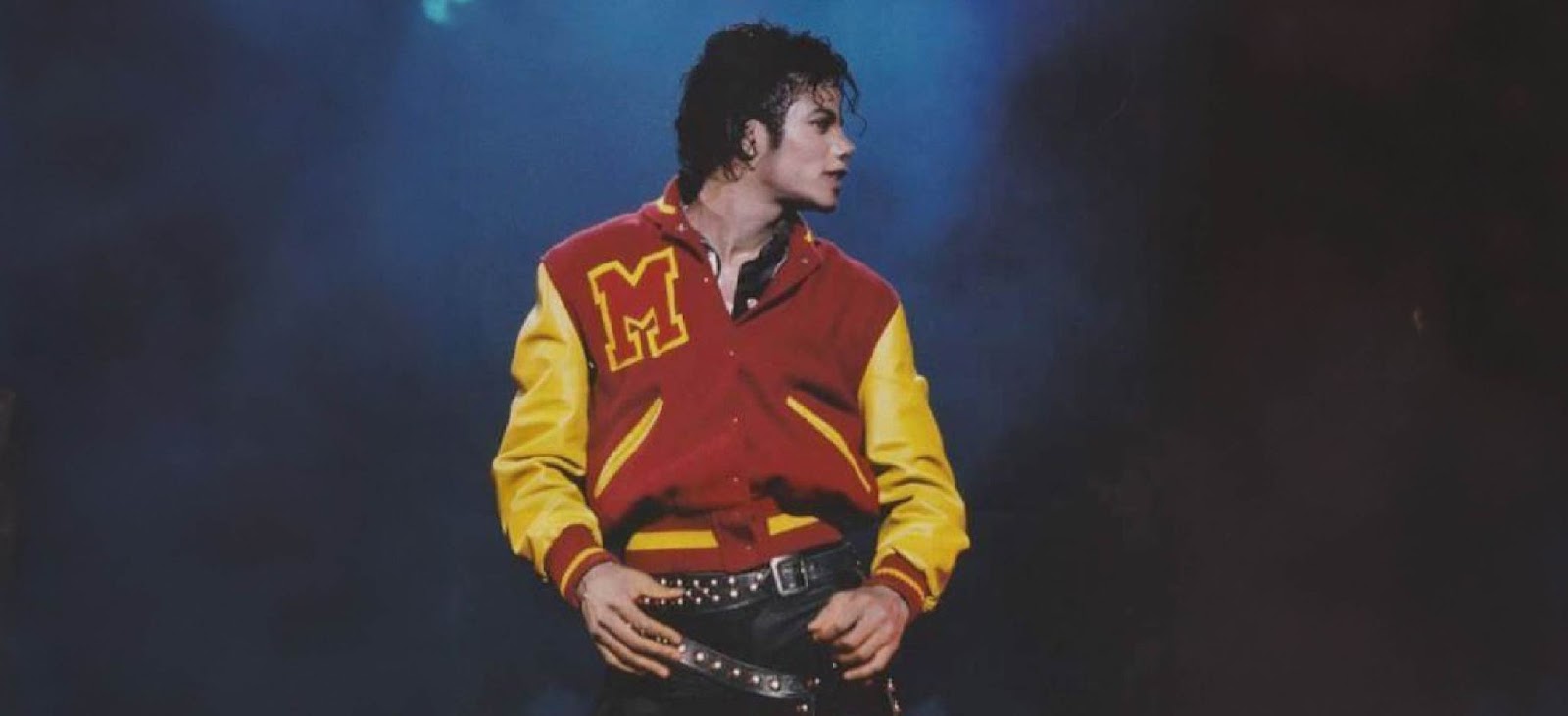 3 razones del boom de las chaquetas en la década de los 80s 1 Michael Jackson con una chaqueta universitaria