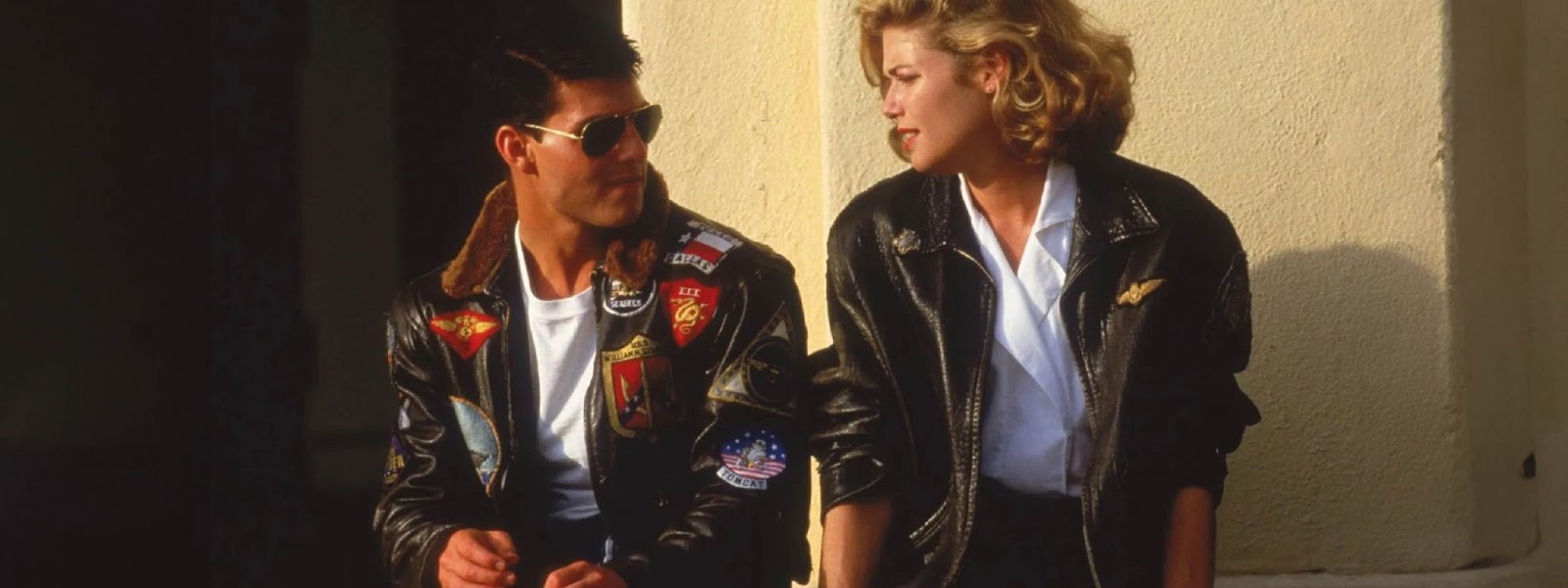 3 razones del boom de las chaquetas en la década de los 80s 4 Tom Cruise usando una chaqueta ochentera bomber en Top Gun