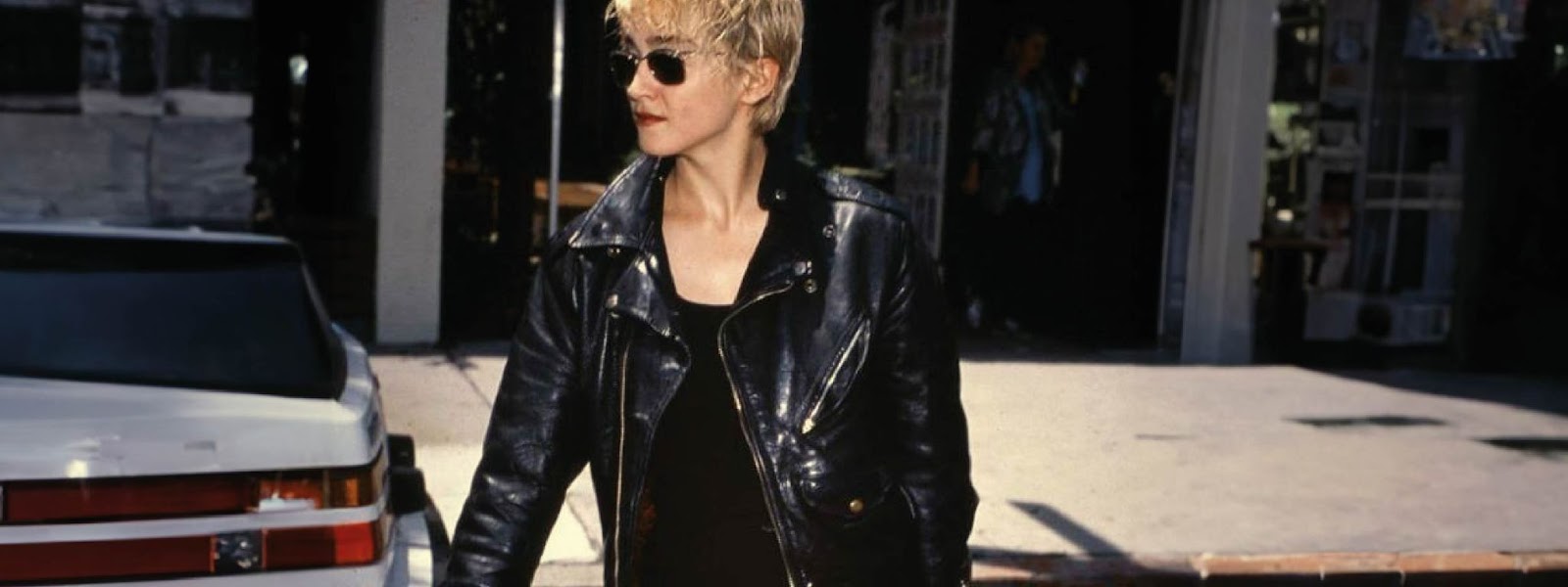3 razones del boom de las chaquetas en la década de los 80s 2 Madonna en la calle usando una chaqueta de cuero
