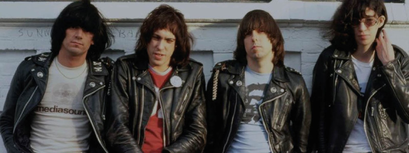3 razones del boom de las chaquetas en la década de los 80s 3 Ramones usando chaquetas de cuero