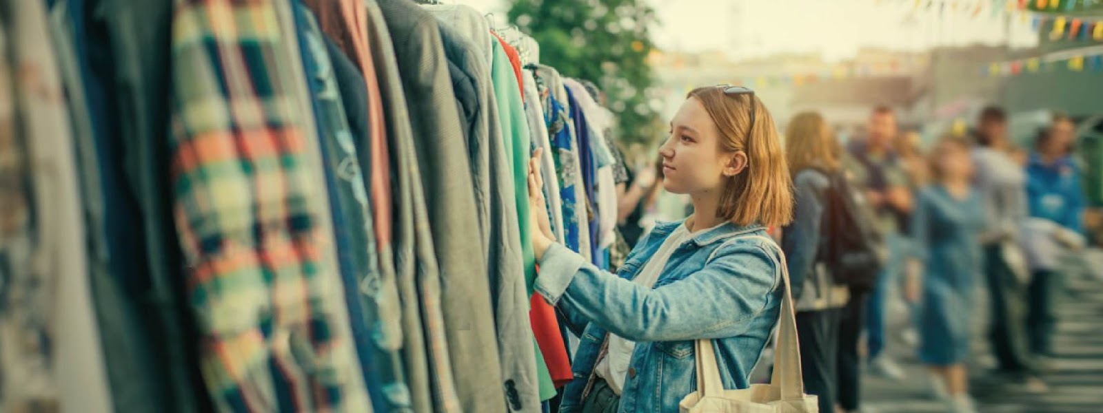 3 razones del boom de las chaquetas en la década de los 80s 6 joven viendo ropa de segunda mano para cuidar el medioambiente