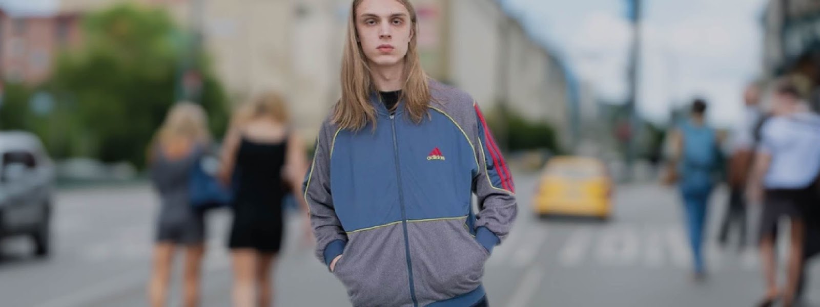 3 razones del boom de las chaquetas en la década de los 80s 7 Joven con chaqueta deportiva