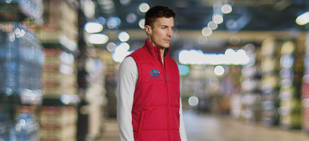 Chalecos corporativos: Los marcajes preferidos por las empresas 1 hombre con chaleco personalizado rojo