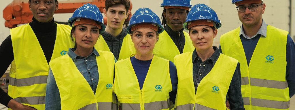 Chalecos corporativos: Los marcajes preferidos por las empresas 2 Trabajadores con chalecos reflectantes personalizados