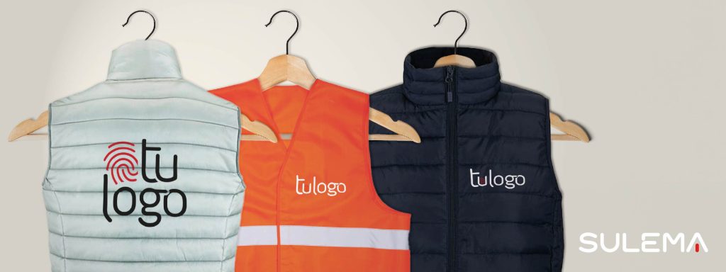 Chalecos corporativos: Los marcajes preferidos por las empresas 3 Chalecos serigrafiados con tu logo, de diferentes colores