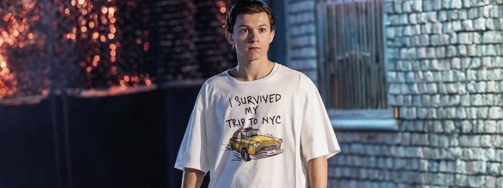 Tom Holland en Spider-Man, con una camiseta con dibujo personalizado