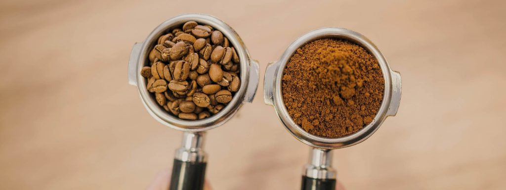 café en grano y molido en portafiltro
