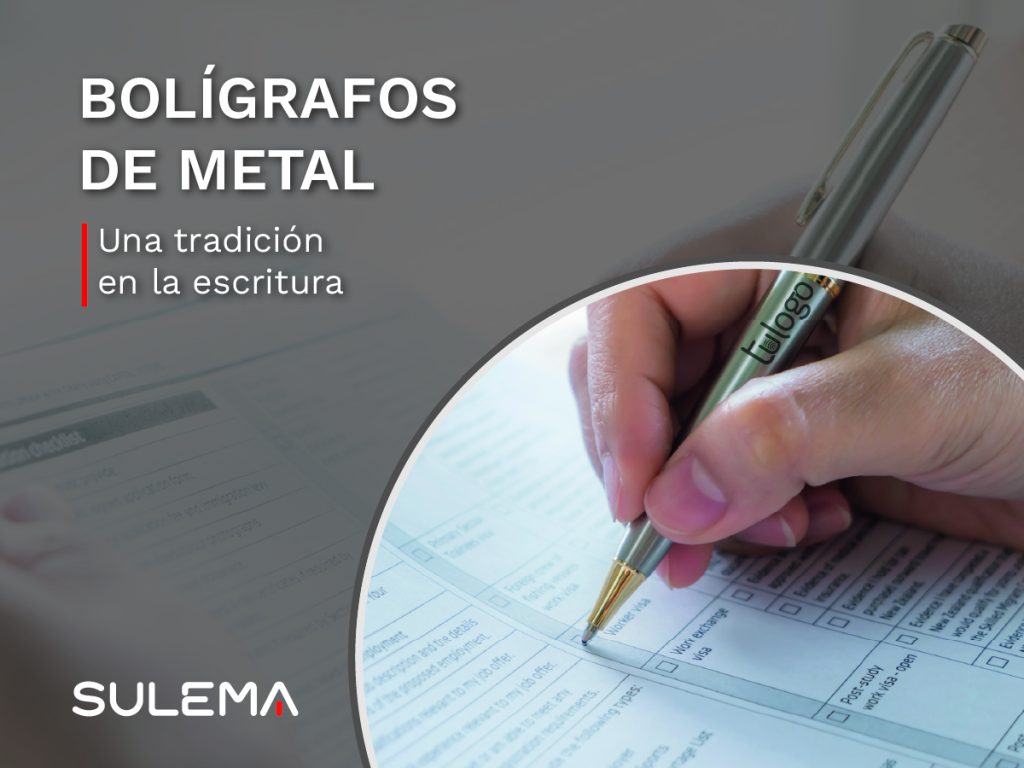 Mano escribiendo con boligrafo grabado personalizado