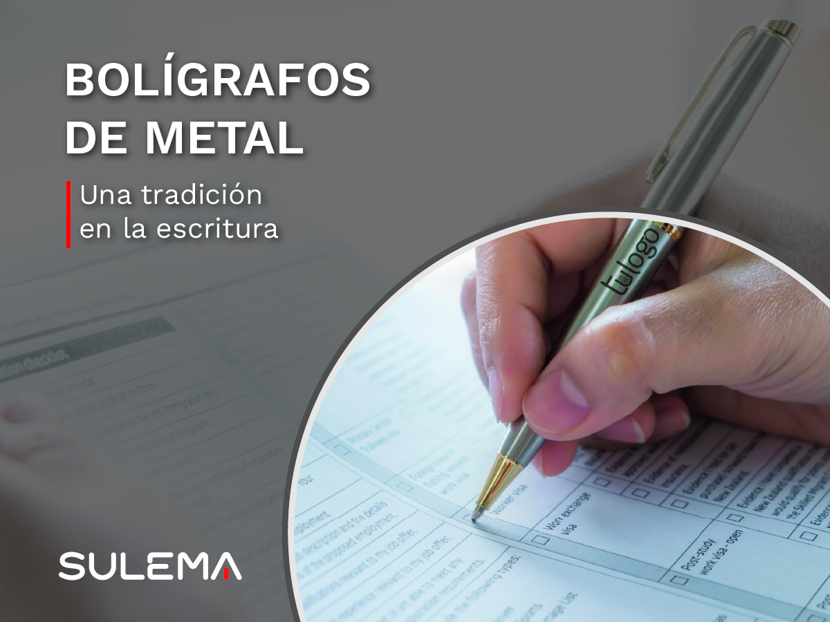 Mano escribiendo con boligrafo grabado personalizado