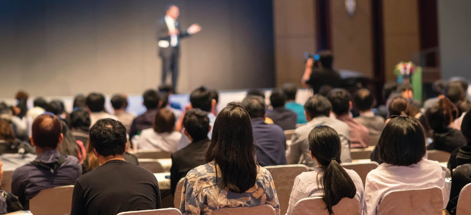 Expositor en salón de conferencias de un evento empresarial