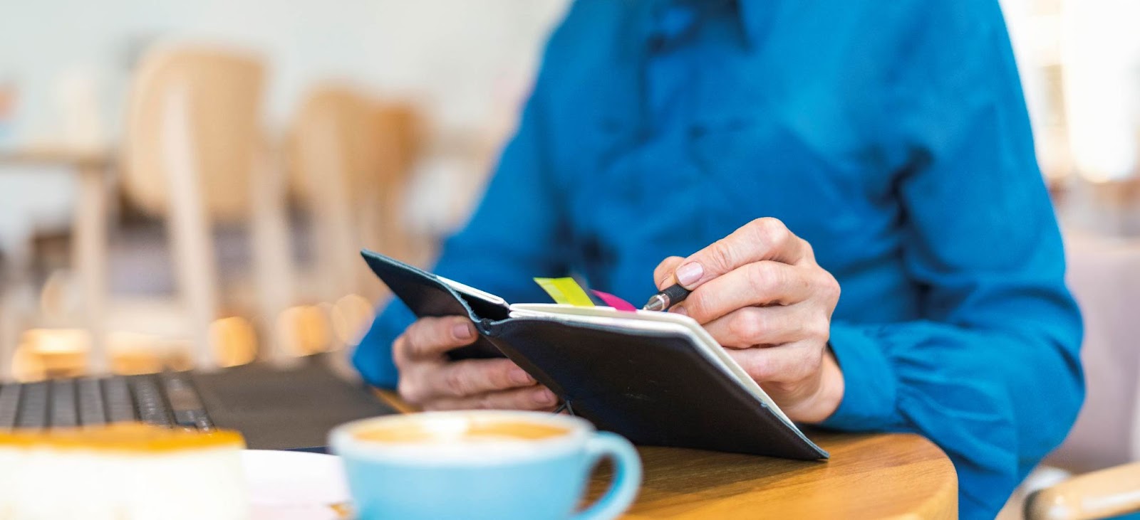 Por qué lo digital aún no ha desplazado a las libretas físicas 1 persona escribiendo en una libreta de papel