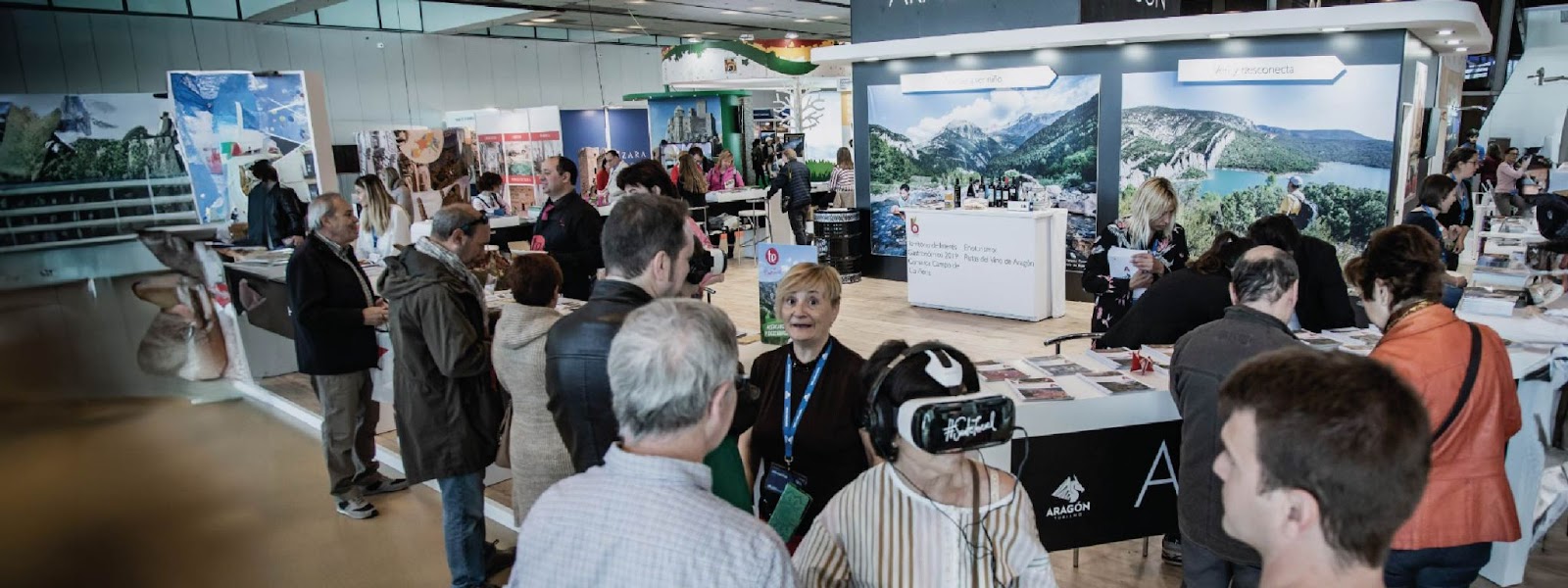 Asistentes a feria empresarial ARATUR