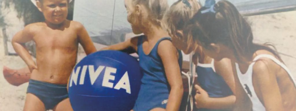 El éxito de la pelota de playa de Nivea: un caso de specialty advertising 2 Niños en la playa con la pelota de playa nivea personalizada