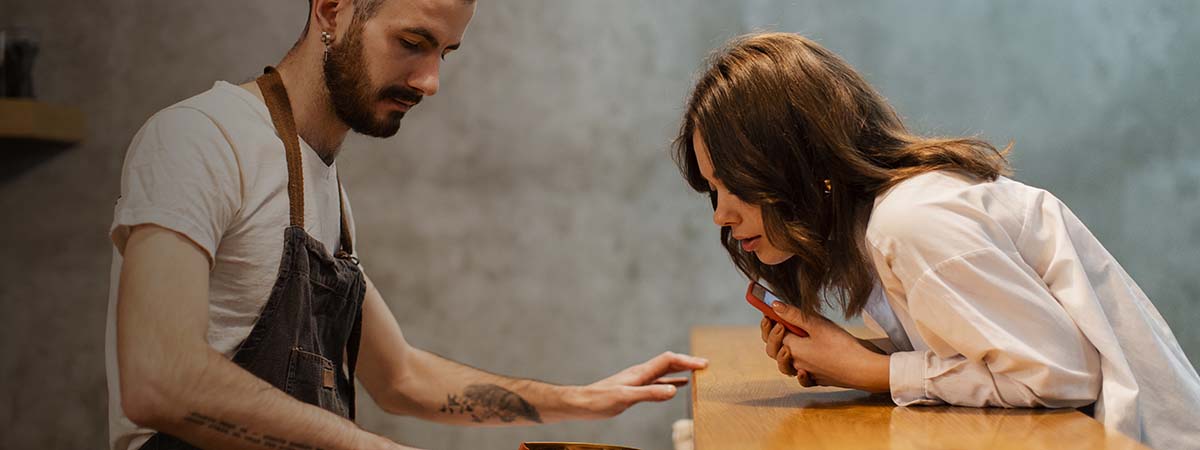 La importancia de una atención personalizada en las cafeterías 1 atención personalizada en cafeterías, barista y cliente