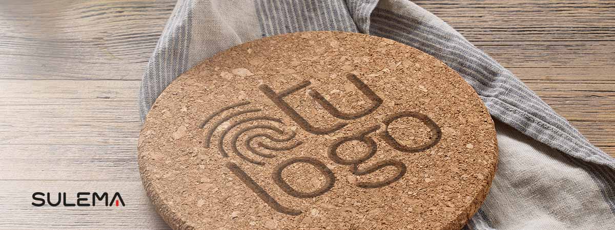La importancia de una atención personalizada en las cafeterías 2 posavasos de corcho personalizado con tu logo