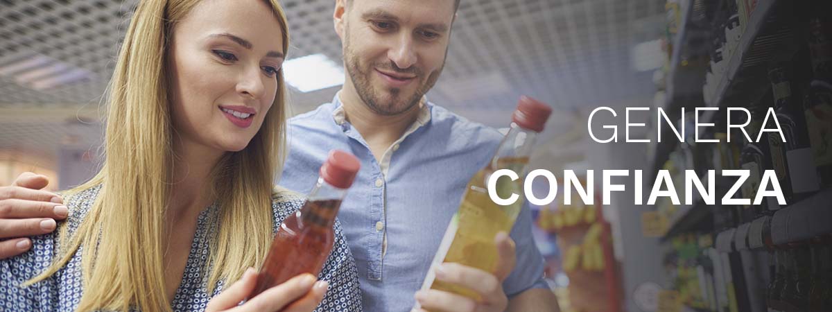 Cómo potenciar tu marca con el marketing de referidos: 6 formas 1 una pareja viendo productos en un supermercado. el marketing de referidos genera confianza.