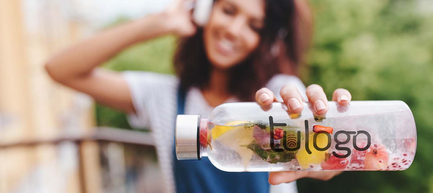 Cómo potenciar tu marca con el marketing de referidos: 6 formas 4 mujer joven con una botella de cristal personalizada con logo