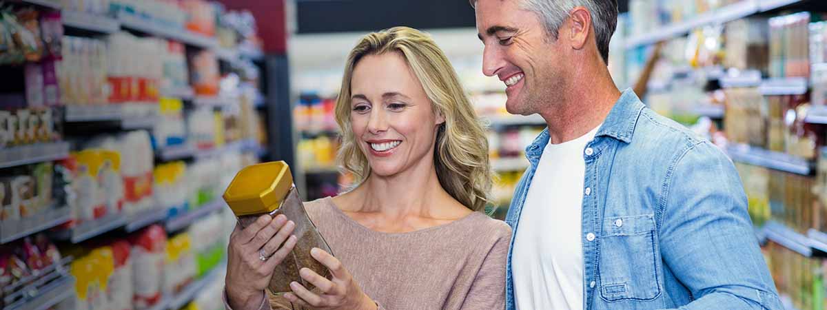 Cómo potenciar tu marca con el marketing de referidos: 6 formas 2 matrimonio viendo un frasco de café en el supermercado