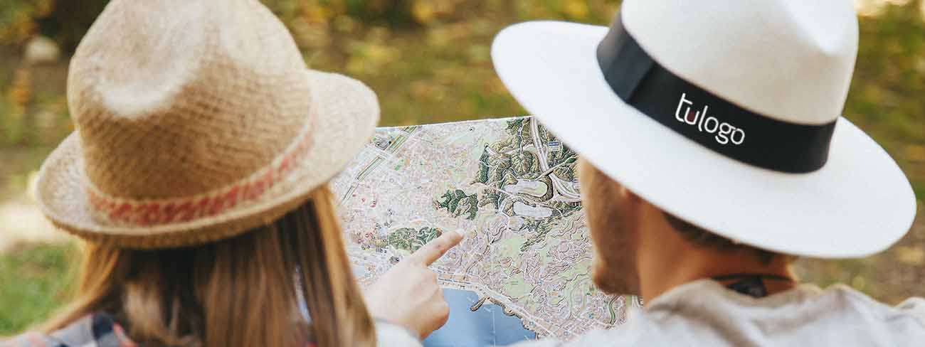 Expovacaciones Bilbao: El escenario perfecto para los regalos publicitarios 5 pareja de vacaciones con sombreros personalizados con logo