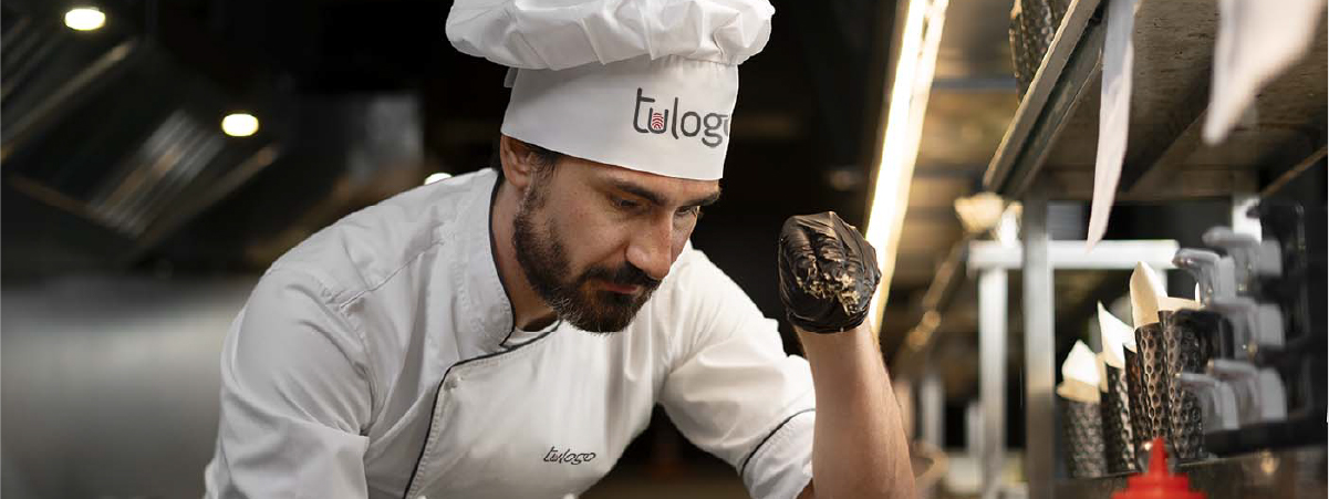 MasterChef y los productos de cocina personalizables 2 chef con un gorro personalizado con tu logo condimentando la comida