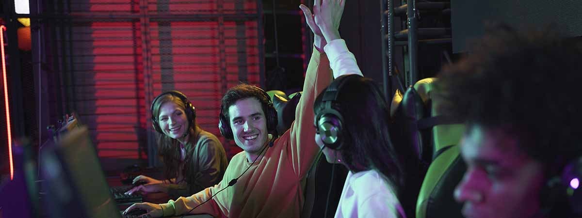 equipo de e-sports festejando una victoria