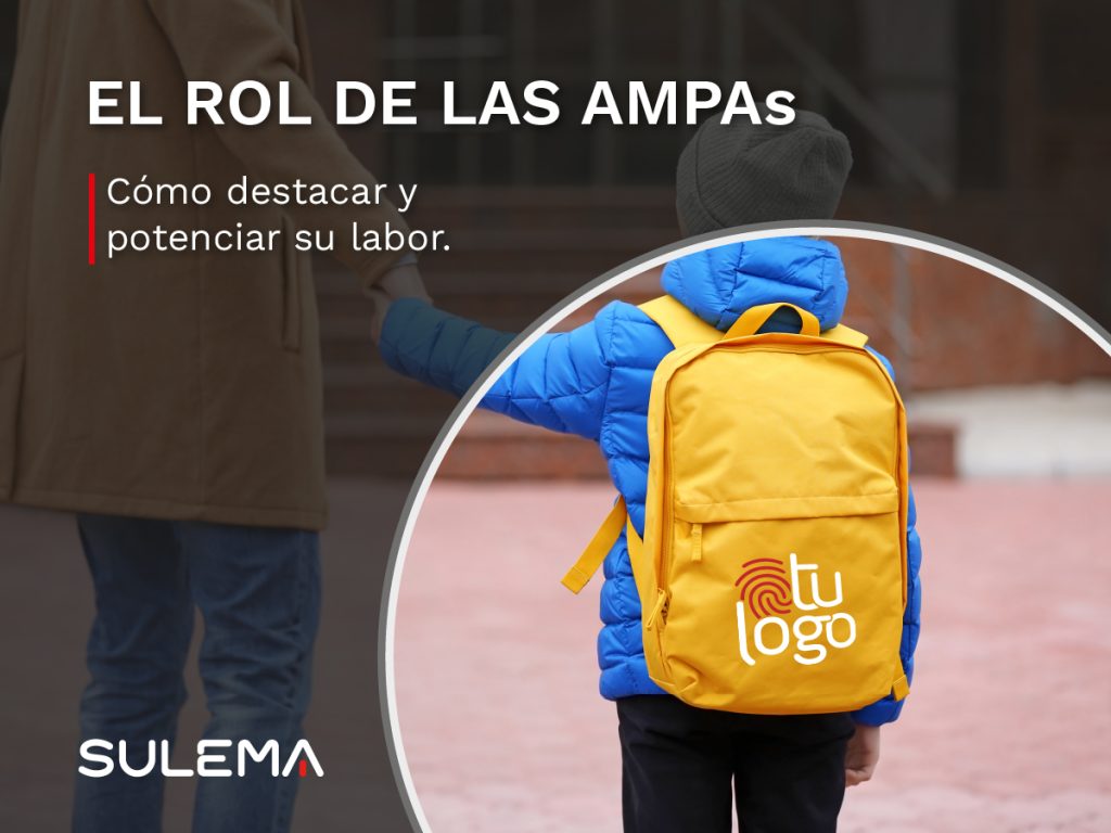 padre e hijo yendo a la escuela con una mochila personalizada con el logo del ampa