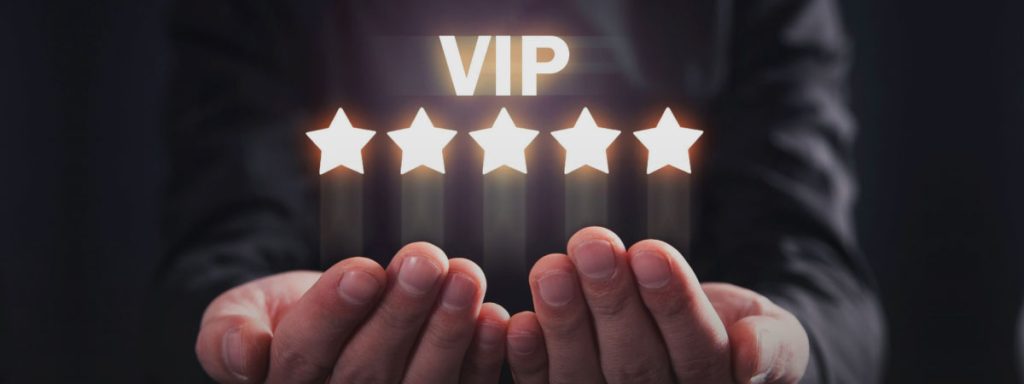 manos hacia arriba, aparece unas luces que dicen VIP y hay 5 estrellas