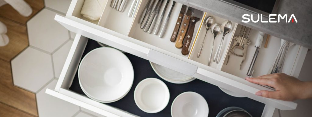 cajones de cocina bien organizada, con cuchillos personalizados con tu logo