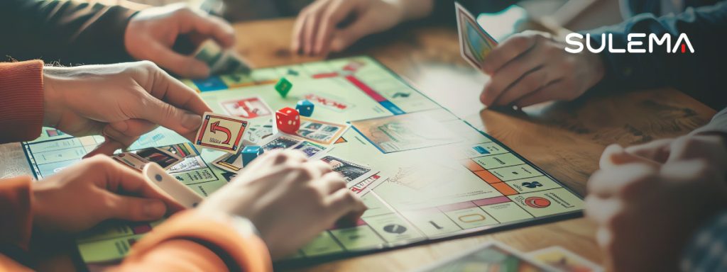 Amigos jugando al juego de mesa Monopoly.