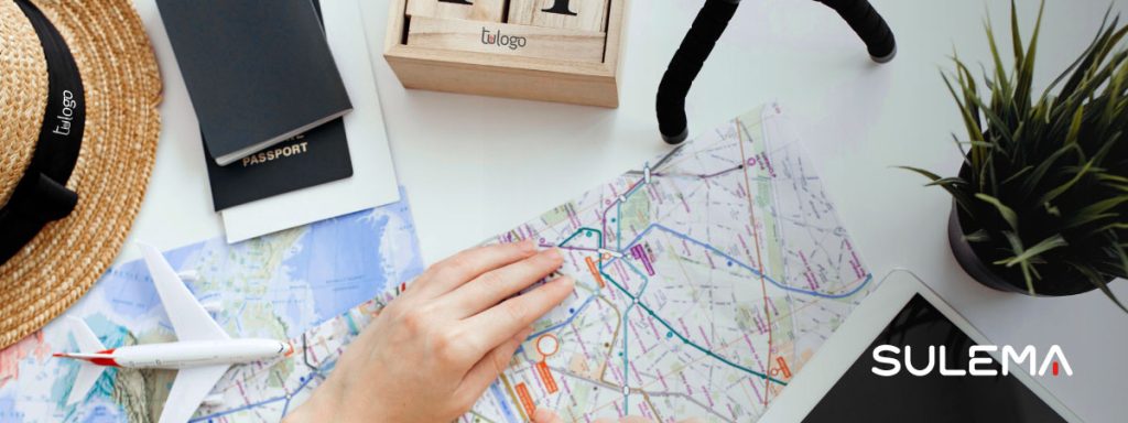 Planificando viajes para verano al ver un mapa