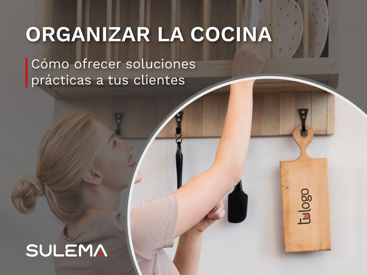 mujer ordenando su cocina