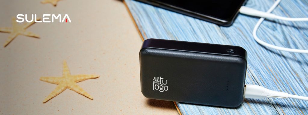 llevando un power bank personalizado a la playa