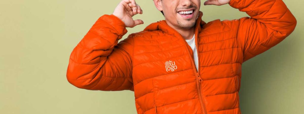 Joven sonriendo usando chaqueta personalizada naranja