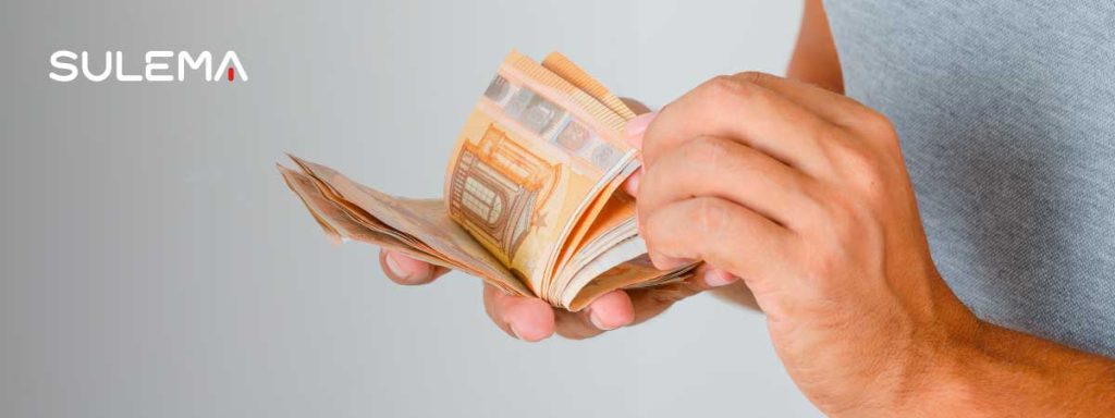 Manos contando euros