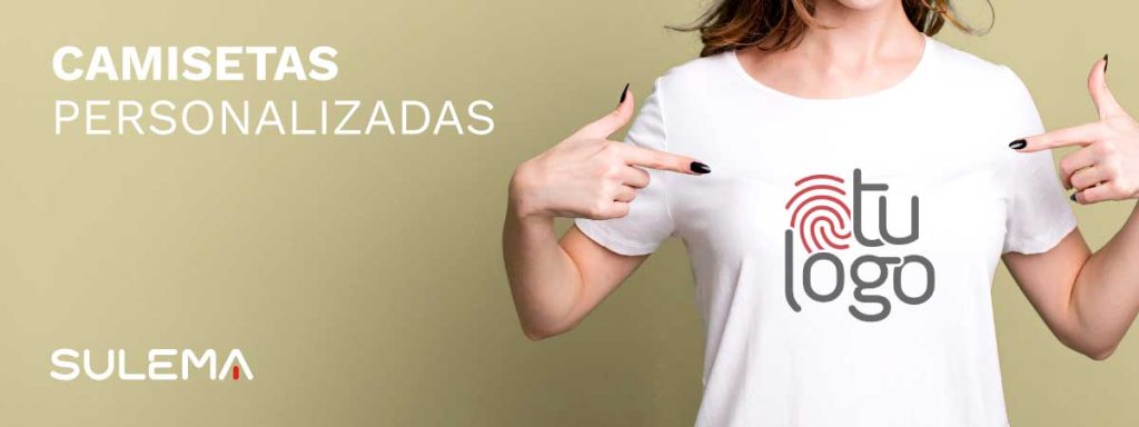 mujer joven con una camiseta personalizada