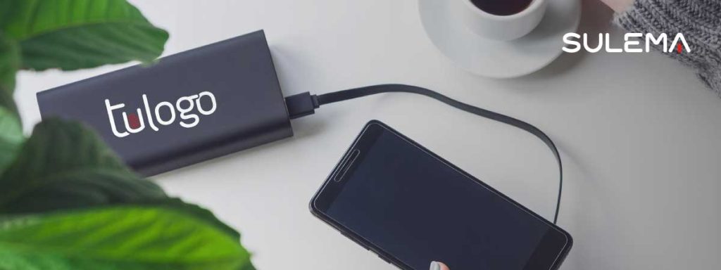 un powerbank personalizado cargando un móvil