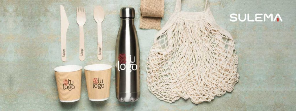 regalos personalizados ecológicos, como botellas reutilizables y vasos