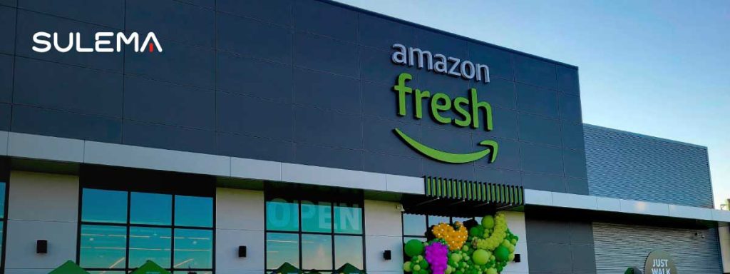 El frente de un local de Amazon Fresh El frente de un local con el logo de Amazon Fresh
