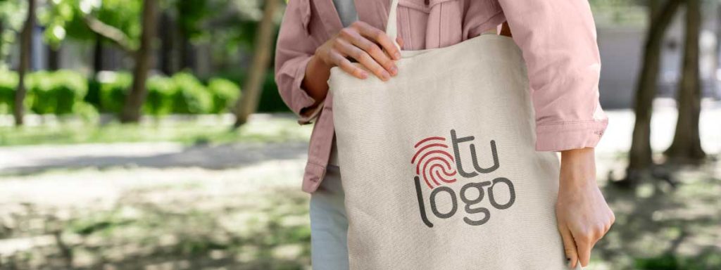 Mujer con una bolsa de cáñamo personalizado