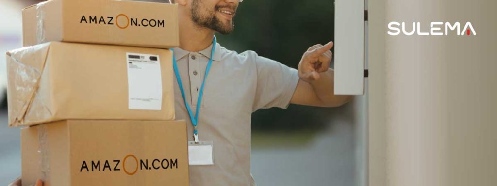 La introducción del color amarillo en el logo de Amazon Repartidor tocando el timbre, entregando paquetes de Amazon con su logo antiguo