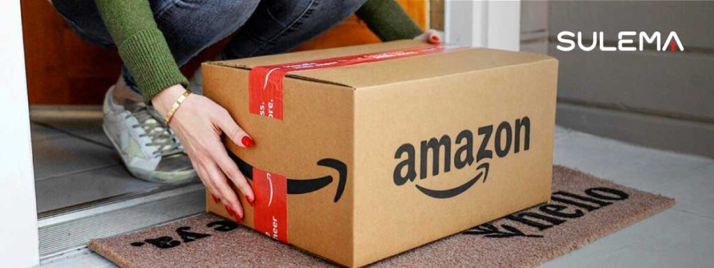 El logo que se mantiene vigente hasta hoy Mujer recibiendo paquete con el nuevo logo de Amazon