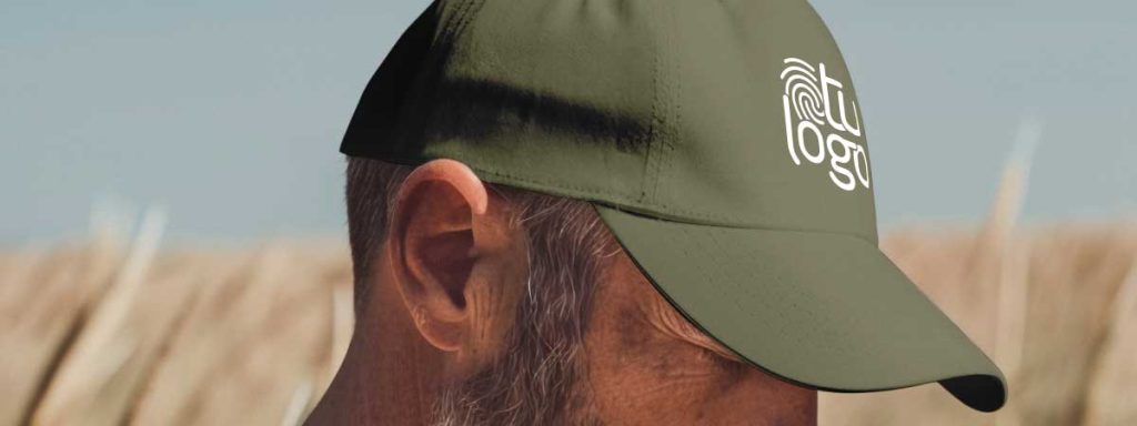 Hombre con una gorra personalizada de cáñamo