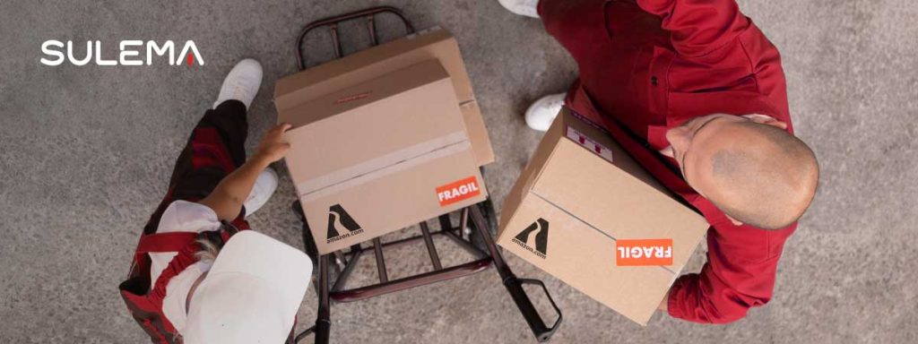El primer logo de Amazon, de 1995 El primer logo de Amazon. Repartidores entregando cajas