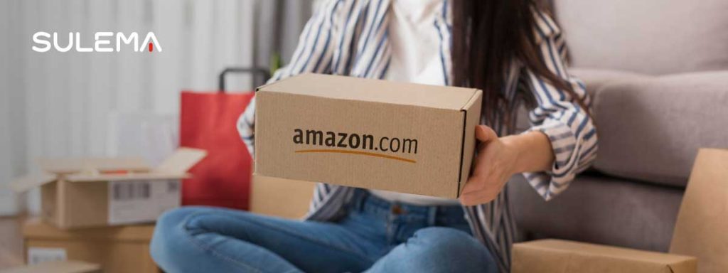 El último logo de 1998 Mujer abriendo una caja de Amazon, con su logo anterior