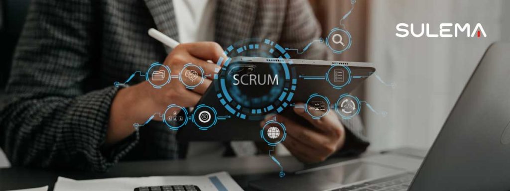 Persona aplicando el método Scrum utilizando una tablet.