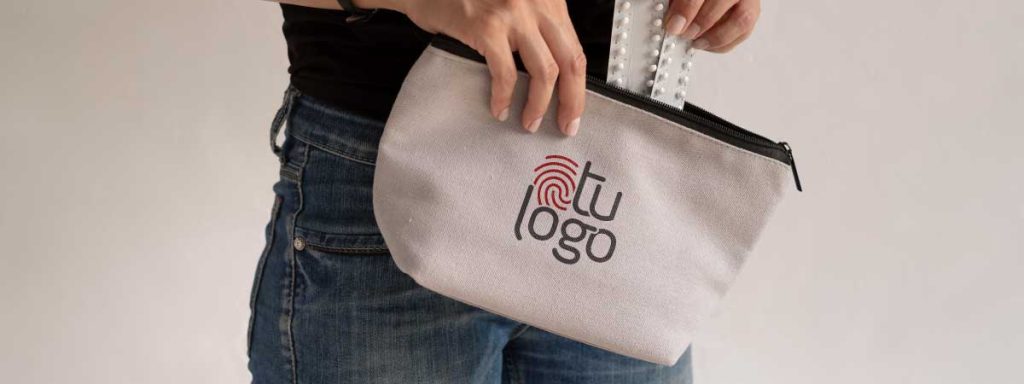 Mujer con neceser personalizado guardando medicamentos